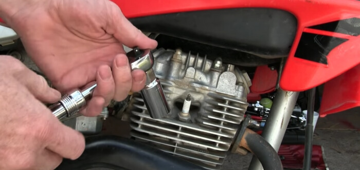 How to Remove the Spark Plug